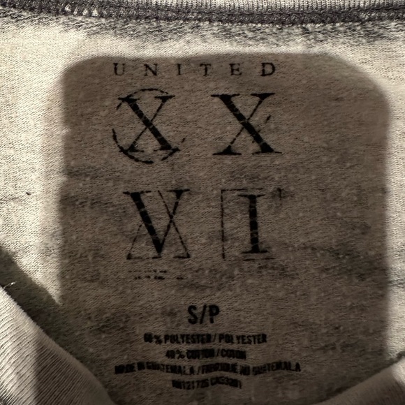 Distressed open shoulder shirt - Picture 4 of 4